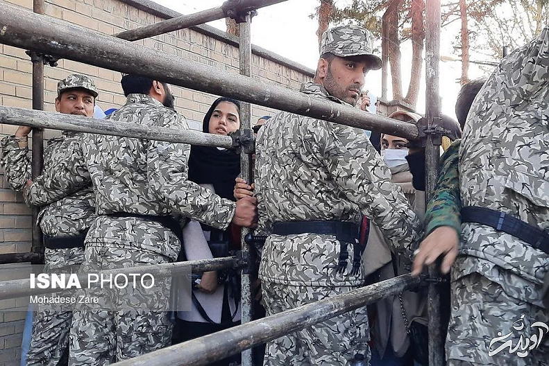 تصاویری از جلوگیری از ورود زنان به ورزشگاه امام رضا